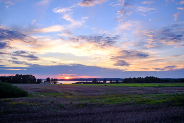 Zachmurzone niebo nad jeziorem Mamry w Kalu
