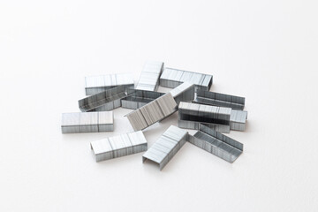 ホッチキスの針　白バック