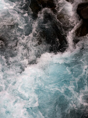 Obraz premium aguas turbulentas con espuma en rio 