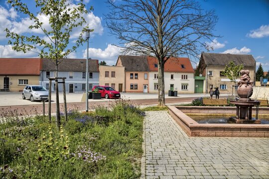 k&ouml;nnern, deutschland - malerischer platz mit einem brunnen