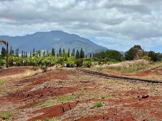 Paysage de montagnes verdoyantes sous ciel nuageux