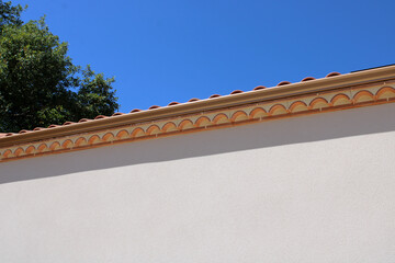 Gouttière aluminium cuivre, effet cuivré rectangulaire sur la façade de la maison, génoise