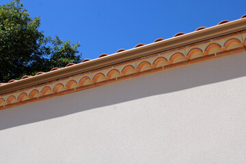 Gouttière aluminium cuivre, effet cuivré rectangulaire sur la façade de la maison, génoise