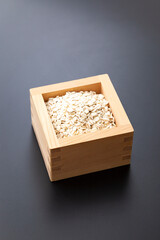 升に入った押麦　黒背景