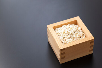 升に入った押麦　黒背景