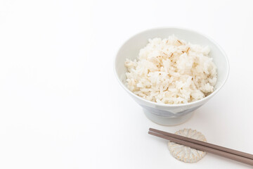 茶碗に入った麦ご飯　白バック