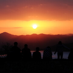 夕日に集う人々