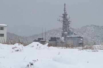 雪に埋もれる護衛艦