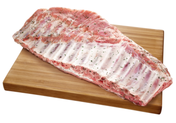 tábua de servir com costela de porco crua isolado em fundo transparente