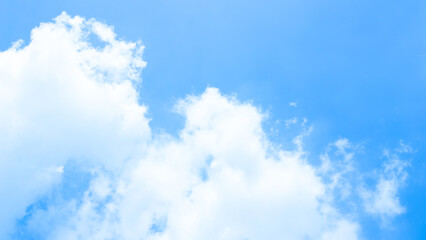 Blue sky with fluffy white clouds | Langit biru dengan awan putih