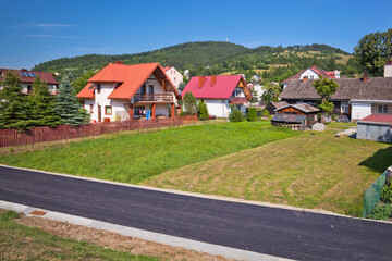 Nowa ścieżka rowerowa EuroVelo 11 nad Rzeką Poprad przy wale w Muszynie w piękny, letni dzień © rogozinski