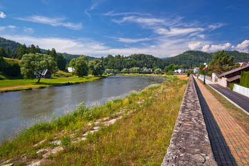 Nowa ścieżka rowerowa EuroVelo 11 nad Rzeką Poprad przy wale w Muszynie w piękny, letni dzień © rogozinski