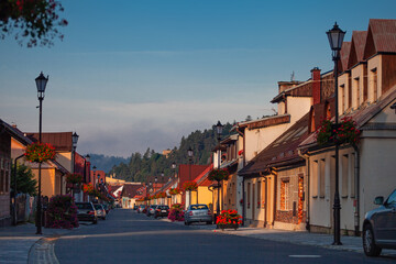 Ulica Kościelna w Muszynie o wschodzie słońca latem. © rogozinski