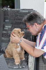 Frau redet mit ihrem Maltipoo