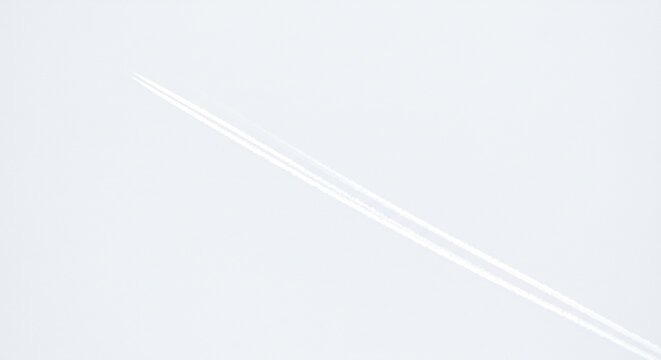 透明なガラス棒 柔らかな光を反射 繊細な影 This translates roughly to: "Transparent glass rod, reflecting soft light, delicate shadow." It stays within the character count and adheres to all the provided guidelines.