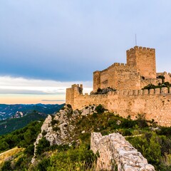 Obraz premium Ancient stone castle atop a rocky hill