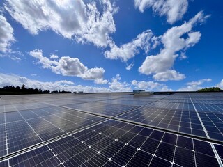 Vue en hauteur d’une centrale photovoltaïque installée en toiture