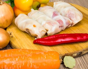 Raw stuffed rolls with vegetables