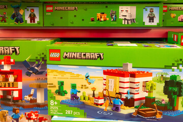 Obraz premium A close-up of a LEGO Minecraft set box for 