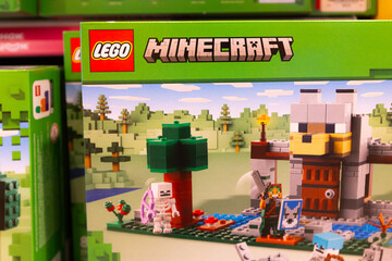 Obraz premium A close-up of a LEGO Minecraft set box for 