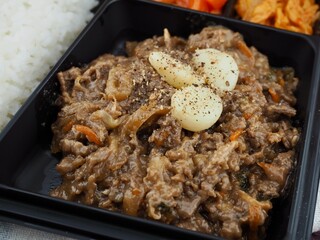 한국음식 도시락, 흰밥, 돼지 불고기, 소시지, 볶음김치