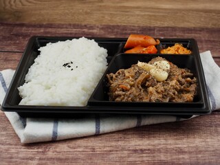 한국음식 도시락, 흰밥, 돼지 불고기, 소시지, 볶음김치