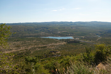 Naklejka premium Scenic Lake View from Lush Hillside