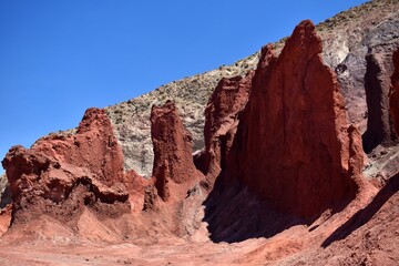 Fototapeta premium Formaciones naturales en el Valle del Arcoíris, desierto de Atacama en el norte de Chile. 
