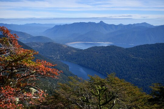 Vista desde el Parque Nacional Huerquehue en oto&ntilde;o, ciudad de Puc&oacute;n, Chile.