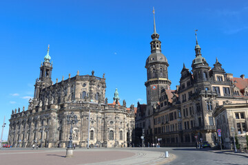 Obraz premium Historic view of the Dresden Cathedral and Dresden Castle in Germany under a clear blue sky, showcasing the ornate Baroque architecture of the city's old town.