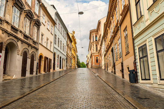 Fototapeta Steep cobblestone street in the historic center of Zagreb with picturesque houses, Zagreb.