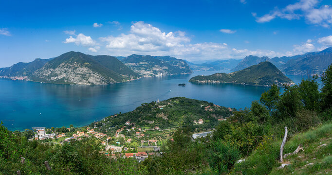 Lago d'Iseo, Italien: Der sch&ouml;ne ruhige Bergsee als Urlaubs-Alternative zum Gardasee - Panoramablick von oben