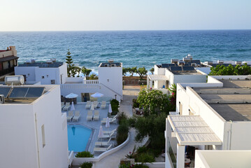 Häuser an der Mittellmeerküste in Sissi auf Kreta, Griechenland