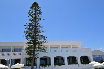 Häuser an der Mittellmeerküste in Sissi auf Kreta, Griechenland