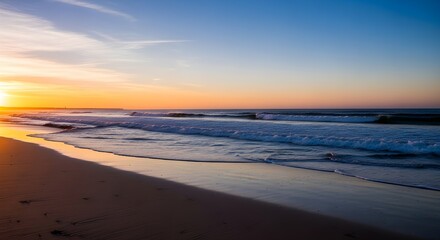 Obraz premium Stunning golden hour beach sunset with gentle waves and serene ocean horizon