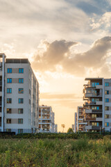 wyrastające nowe osiedle mieszkaniowe w Warszawie pomiędzy polami uprawnymi © af-mar