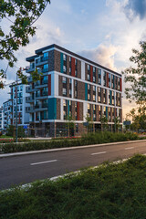 Nowoczesne budownictwo mieszkaniowe w dużym europejskim mieście