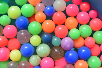 カラフルなスーパーボール