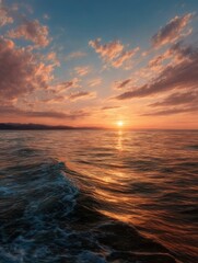 Obraz premium Ocean Views as the Sun Sets Over the Horizon at Golden Hour