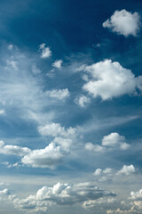 青い空に浮かぶ白い雲