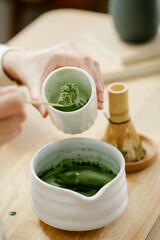 抹茶ドリンクを作っている