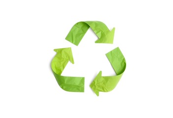 Obraz premium The universal green recycling symbol, fashioned from recycled paper, stands as a powerful emblem of environmental responsibility and the circular economy, promoting sustainable practices globally