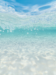 南国の海の美しい波の水面と水中