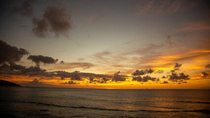 Fototapeta premium 夏の夕景の空と海。