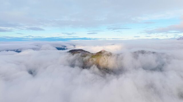 Vista A&eacute;rea del Cerro Otto desde Bariloche - Navegando sobre un Manto de Nubes con Vista a la Cordillera de los Andes - Mirador Natural de la Patagonia Argentina