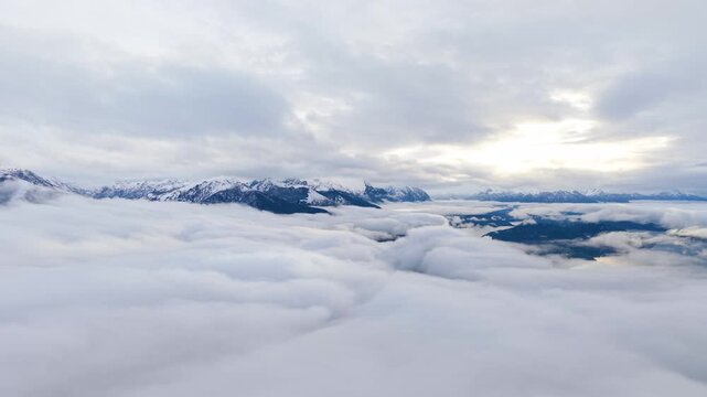 Nubes, Cielo, Ed&eacute;n, paraiso y monta&ntilde;as. Vista del Cielo sobre las nubes, de fondo las monta&ntilde;as. Turismo. Sagrado. Bariloche, Patagonia. Argentina. 