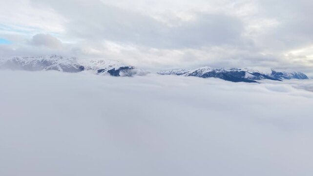Nubes, Cielo, Ed&eacute;n, paraiso y monta&ntilde;as. Vista del Cielo sobre las nubes, de fondo las monta&ntilde;as. Turismo. Sagrado. Bariloche, Patagonia. Argentina. 