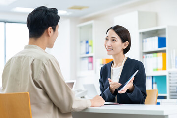 ミドルの男性に営業するプランナーの女性