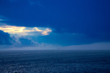 Fototapeta premium 奄美大島の日の出前の空。