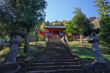 秋の妙義神社 男坂から見上げる隋神門　群馬県富岡市